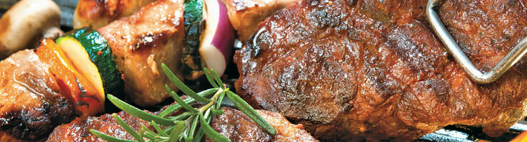 Barbecue season in the ATLANTIC Hotel Wilhelmshaven Barbecue with steak, sausage, vegetable skewers, corn on the cob and tomatoes, all freshly prepared at the ATLANTIC Hotel Wilhelmshaven.