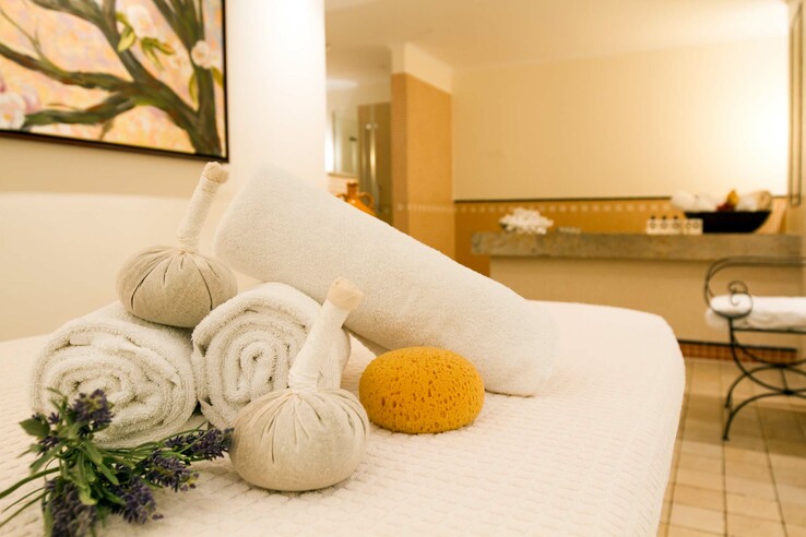 Spa-Behandlungsraum mit Handtüchern, Schwamm und Lavendel im ATLANTIC Grand Hotel Travemünde.