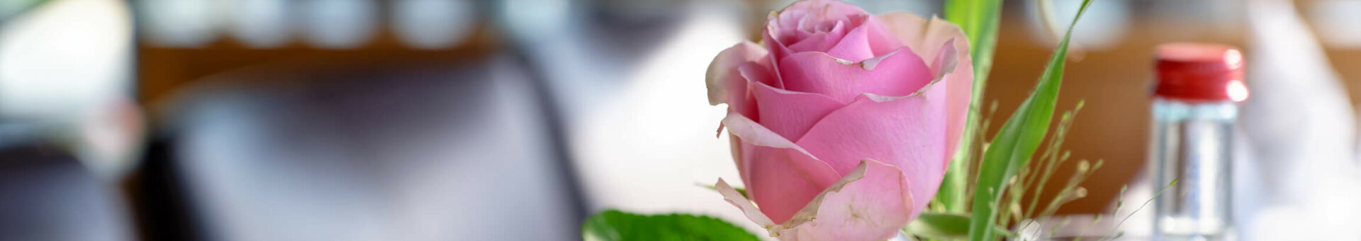 Blume auf dem Tisch im Restaurant BLIXX im ATLANTIC Hotel Airport