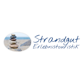 Logo von Strandgut Erlebnistouristik mit Stein-Stapel am Strand und blauem Schriftzug.