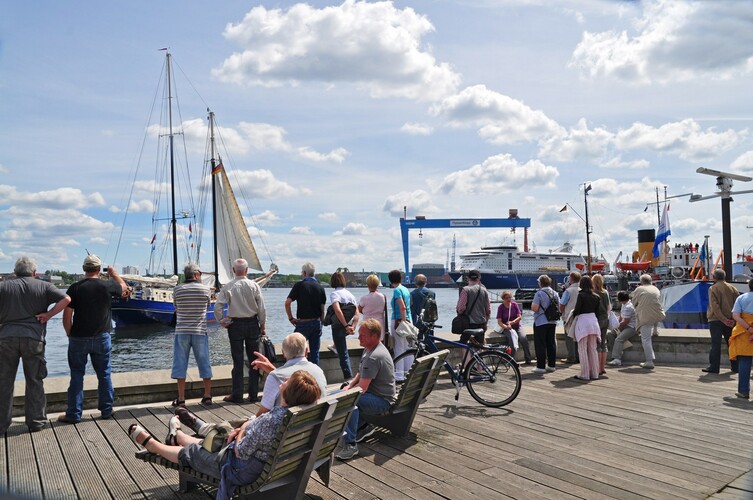 Besucher an der Förde Kiels