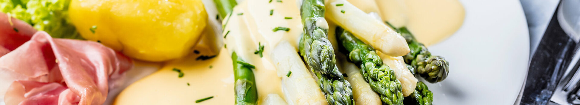 Grüner und weißer Spargel mit Sauce Hollandaise, Salzkartoffeln und Schinken.