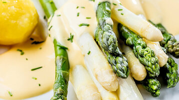 Grüner und weißer Spargel mit Sauce Hollandaise, Salzkartoffeln und Schinken.