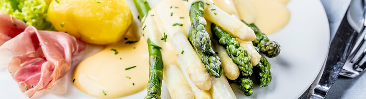 Grüner und weißer Spargel mit Sauce Hollandaise, Salzkartoffeln und Schinken.