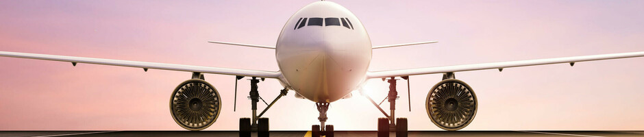 Flughafenführung am Bremen Airport | Rahmenprogramm ATLANTIC Hotel Airport Bremen Frontansicht eines Flugzeugs auf der Landebahn bei Sonnenuntergang, symbolisiert Nähe zum Flughafen.