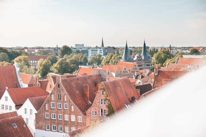 ATLANTIC Hotel Lübeck Zimmerblick Altstadtseite mit Holstentor und alten Salzspeichern