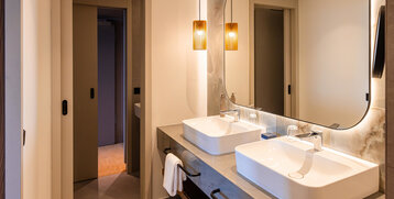 Moderner Waschtisch in der Skyline Suite.