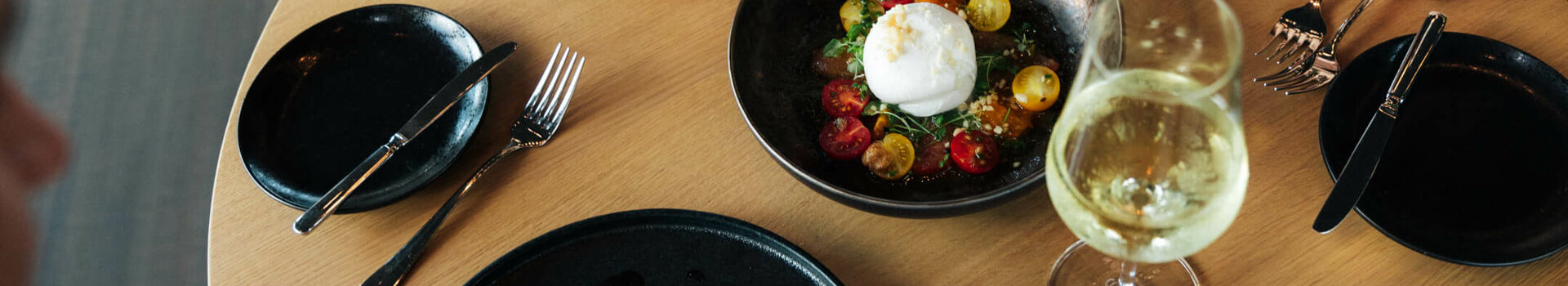 ATLANTIC Hotel Heidelberg gedeckter Tisch mit Wein 