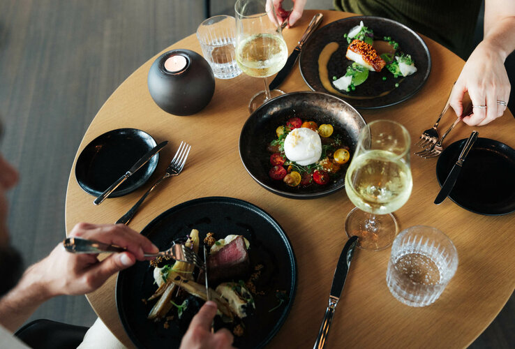 ATLANTIC Hotel Heidelberg gedeckter Tisch mit Wein 