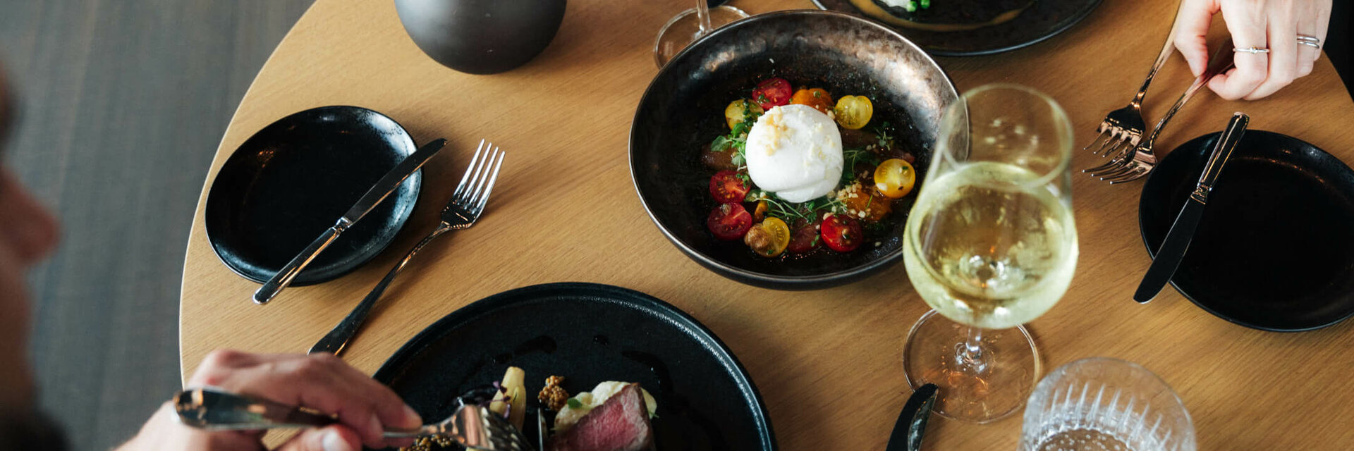 ATLANTIC Hotel Heidelberg gedeckter Tisch mit Wein 