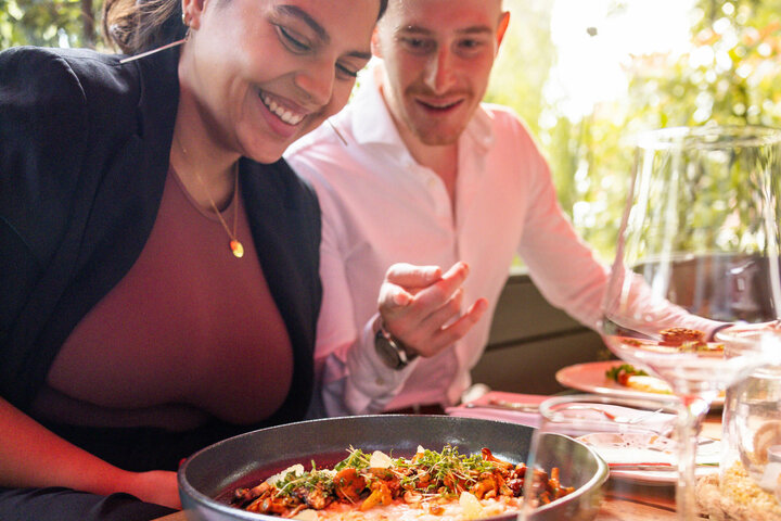 Essen im ATLANTIC Hotel Landgut Horn Bremen Paar genießt ein stilvolles Essen im ATLANTIC Hotel Landgut Horn Bremen, mit elegant angerichteten Speisen und Weingläsern.