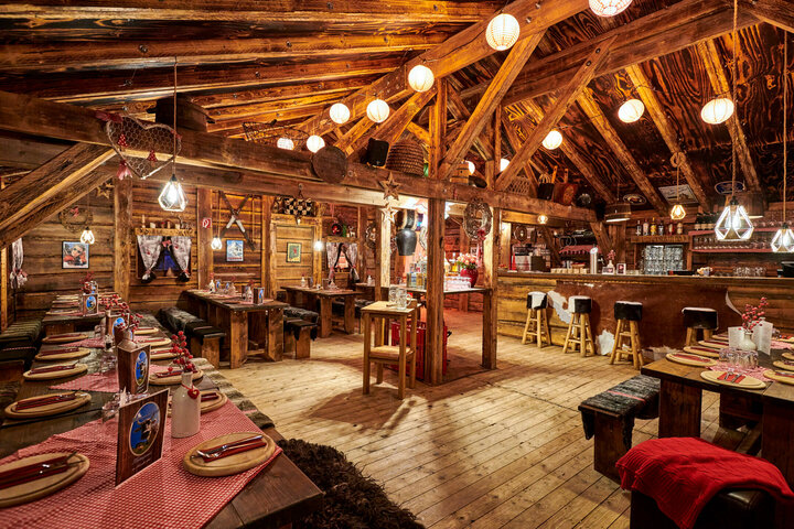 Feast & celebrate in an alpine atmosphere Cozy restaurant in rustic alpine style with wooden furniture and warm light in the ATLANTIC Grand Hotel Bremen.