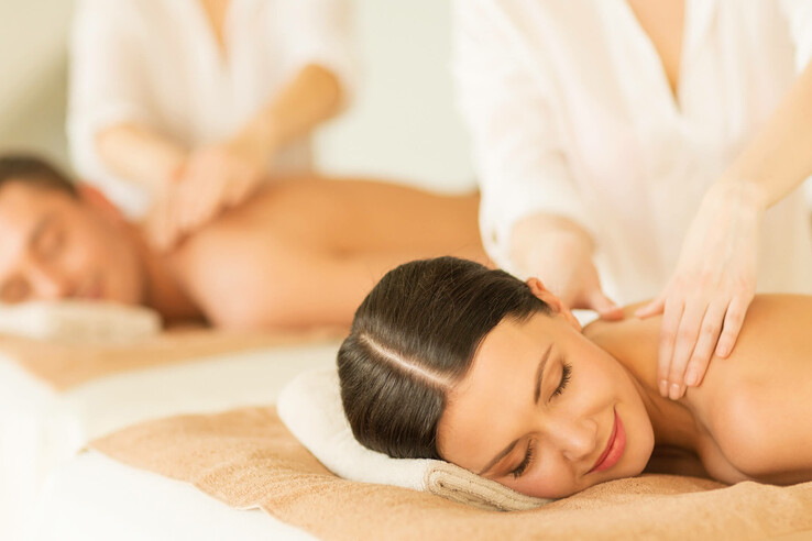 Zwei Personen genießen entspannende Massagen im Spa des ATLANTIC Grand Hotel Travemünde.