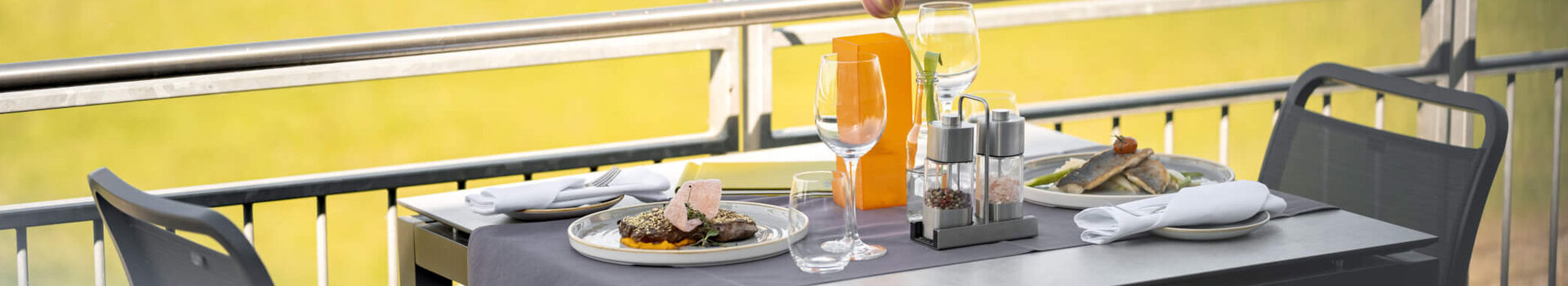 Essen mit Blick auf die Rennbahn im Restaurant DERBY