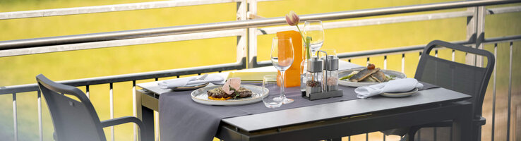 Essen mit Blick auf die Rennbahn im Restaurant DERBY