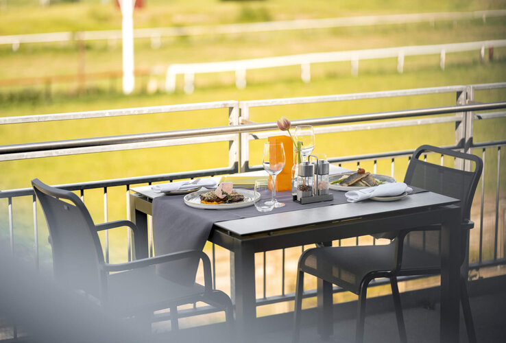 Essen mit Blick auf die Rennbahn im Restaurant DERBY