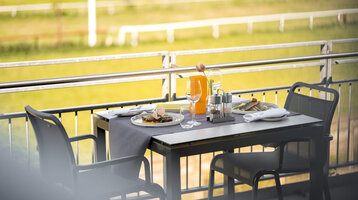 Essen mit Blick auf die Rennbahn im Restaurant DERBY