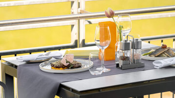 Essen mit Blick auf die Rennbahn im Restaurant DERBY