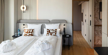 Bequemes Doppelbett in der Skyline Suite.