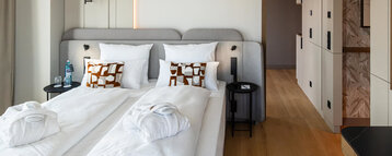 Bequemes Doppelbett in der Skyline Suite.