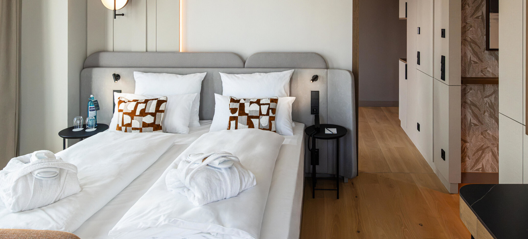 Bequemes Doppelbett in der Skyline Suite.