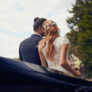 © Foto: Mercedes Benz – Brautpaar vor Hochzeitsauto © Foto: Mercedes Benz – Brautpaar vor Hochzeitsauto