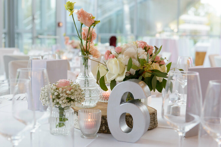 Elegant table decoration with flowers and candles at the ATLANTIC Hotel Universum Bremen.
