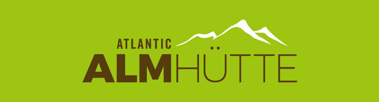 ATLANTIC Almhütte Grünes Logo mit dem Text "Atlantic Almhütte" und stilisierten weißen Bergen im Hintergrund.