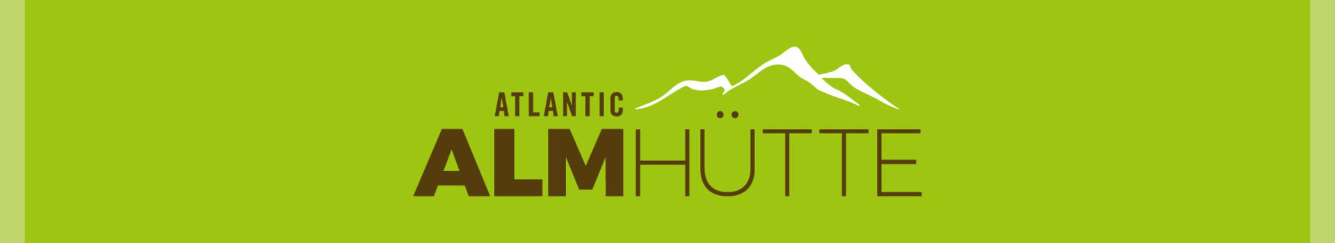 ATLANTIC Almhütte Grünes Logo mit dem Text "Atlantic Almhütte" und stilisierten weißen Bergen im Hintergrund.