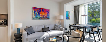 Wohnbereich mit Couch in der Kategorie Studio Plus in der ATLANTIC Dependance | ATLANTIC Grand Hotel Travemünde