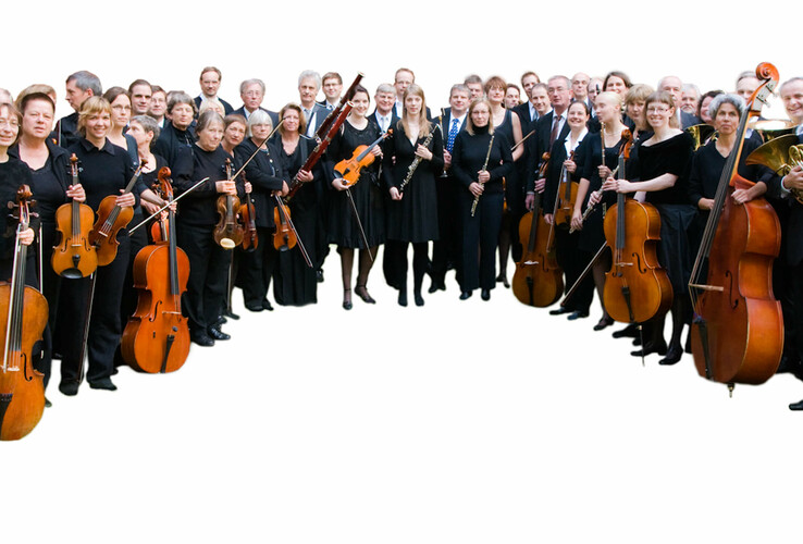 Eine Gruppe von Musikern in schwarzer Kleidung mit verschiedenen klassischen Instrumenten wie Celli und Geigen.