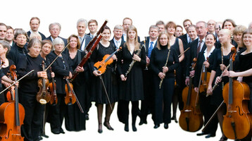 Eine Gruppe von Musikern in schwarzer Kleidung mit verschiedenen klassischen Instrumenten wie Celli und Geigen.