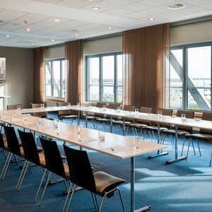 Conference room Armstrong in the ATLANTIC Hotel Airport Bremen Armstrong function room, view towards the window front, in the ATLANTIC Hotel Airport Bremen