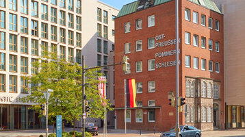 Außenansicht des ATLANTIC Grand Hotel Bremen, modernes Gebäude mit großen Fenstern, an einer Straßenecke.