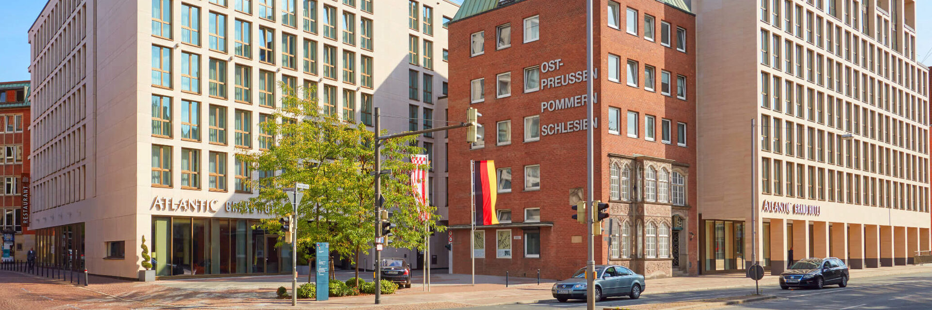 Außenansicht des ATLANTIC Grand Hotel Bremen, modernes Gebäude mit großen Fenstern, an einer Straßenecke.