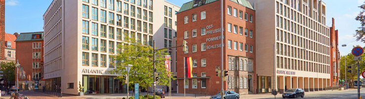 ATLANTIC Grand Hotel Bremen Außenansicht Außenansicht des ATLANTIC Grand Hotel Bremen, modernes Gebäude mit großen Fenstern, an einer Straßenecke.