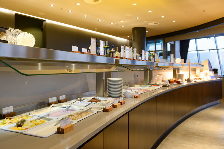 Frühstücksbuffet im ATLANTIC Hotel Sail City mit verschiedenen Speisen und Getränken in modernem Ambiente.