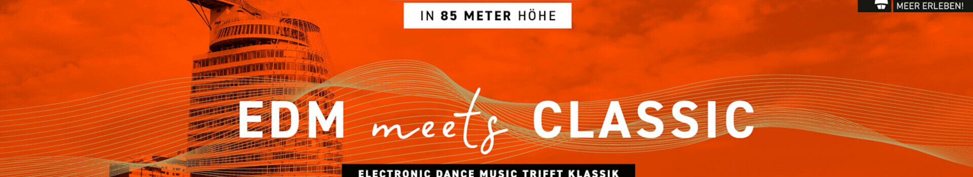 ATLANTIC Hotel Sail City mit Text "EDM meets Classic" auf orangefarbenem Hintergrund, Konzert in 85 Metern Höhe.