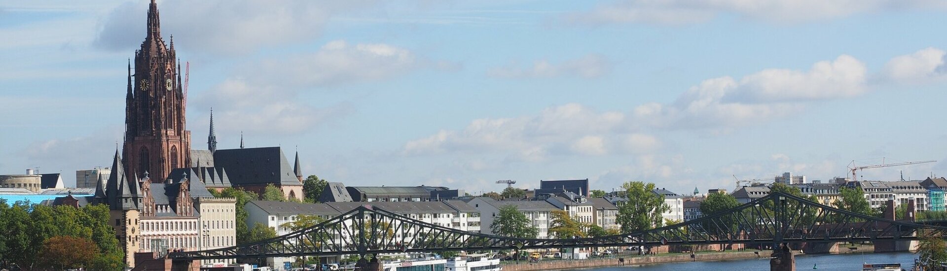 Blick über den Main mit dem Kaiserdom Sankt Bartholomäus | ATLANTIC Hotel Frankfurt