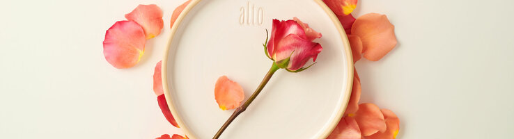 Ein Rosenumrahmter Teller mit dem Aufdruck alto