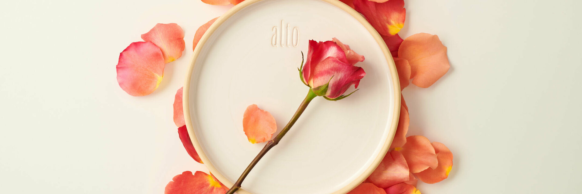 Ein Rosenumrahmter Teller mit dem Aufdruck alto