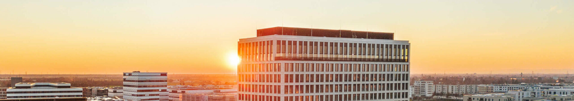 Totale Außenansicht ATLANTIC Hotel Heidelberg bei Sonnenuntergang aus Richtung Hauptbahnhof