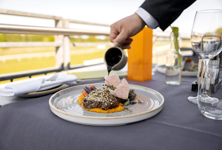 Essen im Restaurant DERBY mit Blick auf die Rennbahn