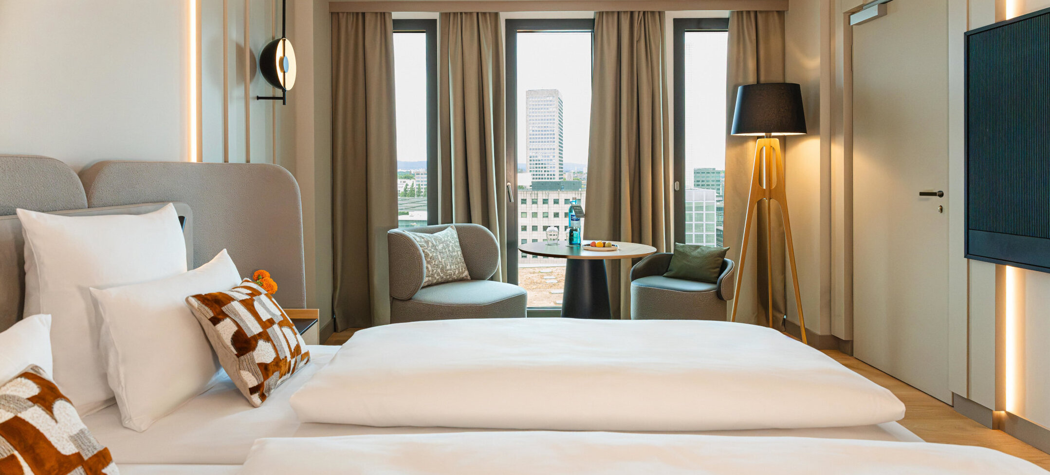 A view of the seating area and the Frankfurt skyline from the bed.