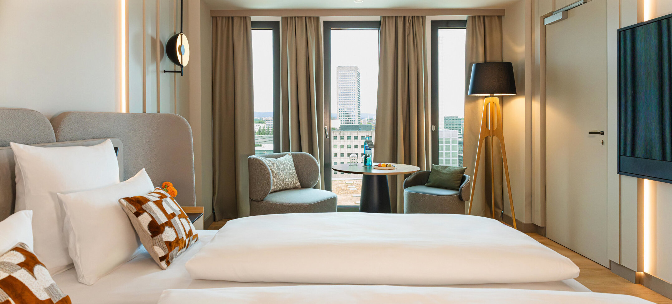 Ausblick auf die Sitzecke und die Frankfurter Skyline vom Bett aus.