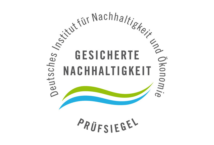 Prüfsiegel „Gesicherte Nachhaltigkeit“ mit grün-blauem Wellenmotiv, vom Deutschen Institut für Nachhaltigkeit.