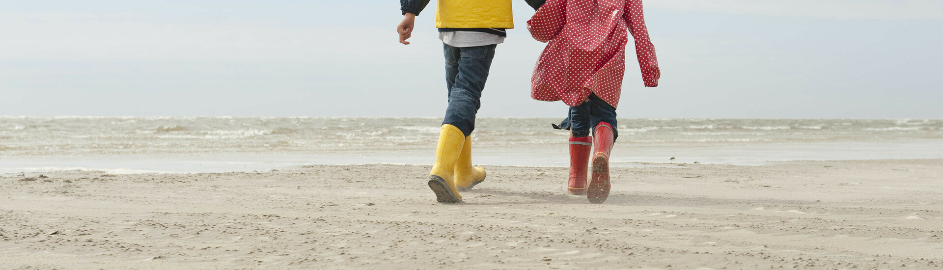 Zwei Kinder am Stand in der Nähe von Bremerhaven