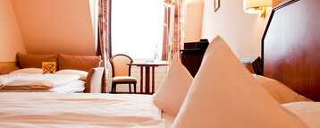 Deluxe Zimmer ATLANTIC Hotel Landgut Horn | Doppelbett und Couch als Aufbettung, Familienzimmer