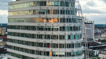 Gesicherte Nachhaltigkeit - ATLANTIC Hotel Sail City Bremerhaven Modernes Hochhaus des ATLANTIC Hotel Sail City in Bremerhaven, mit Blick auf die Stadt und die Weser.