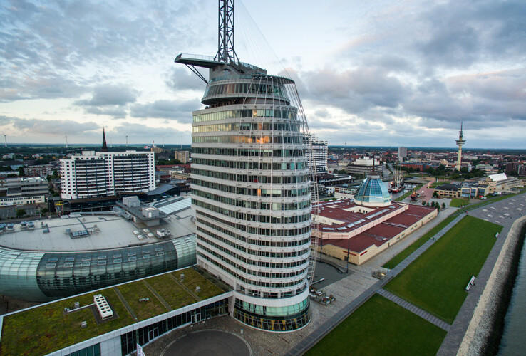 Modernes Hochhaus des ATLANTIC Hotel Sail City in Bremerhaven, mit Blick auf die Stadt und die Weser.